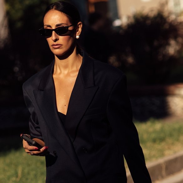 Η Zara το προβλέπει ξανά: 3 μονόχρωμα σύνολα και trendy prints που θα κυριαρχήσουν στα κομψά looks του φθινοπώρου