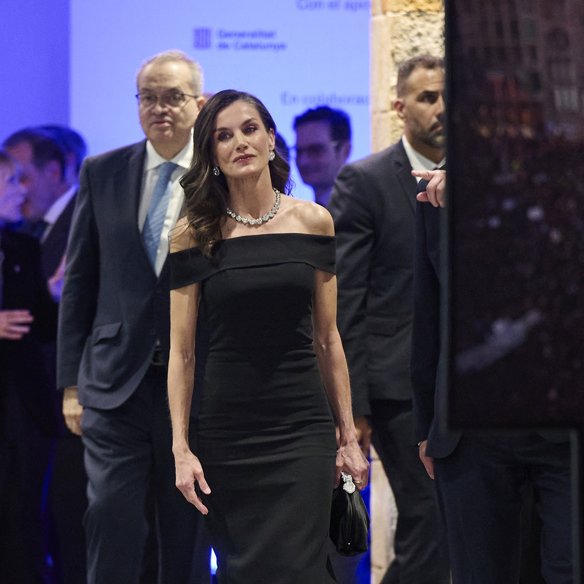 Τι έφαγαν οι βασιλείς Letizia και Felipe και οι Macron στο επίσημο δείπνο – Το απρόσμενο επιδόρπιο που μύριζε μαλλί προβάτου έκλεψε την παράσταση