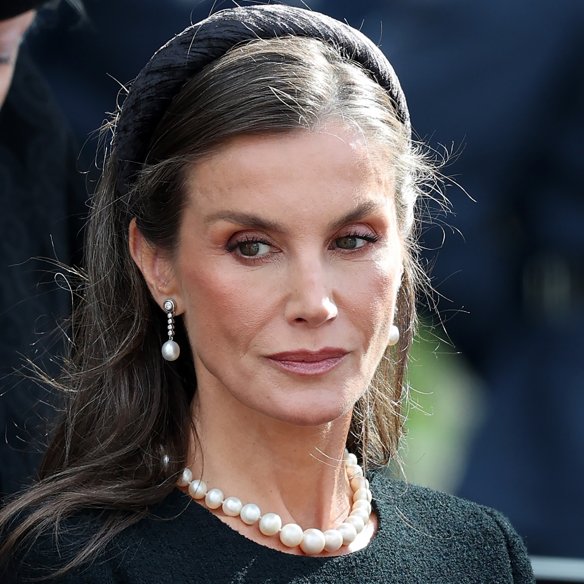 Η βασίλισσα Letizia σου δείχνει πως το shirt dress γίνεται η επιτομή της everyday κομψότητας στα πρώτα φθινοπωρινά πρωινά