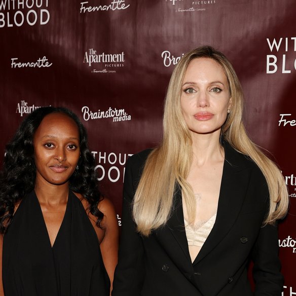 Το μαύρο δεν είναι ποτέ βαρετό: Η Angelina Jolie και η Zahara δείχνουν δύο τρόπους να το φορέσεις σε μια επίσημη έξοδο και να δείχνει κομψό