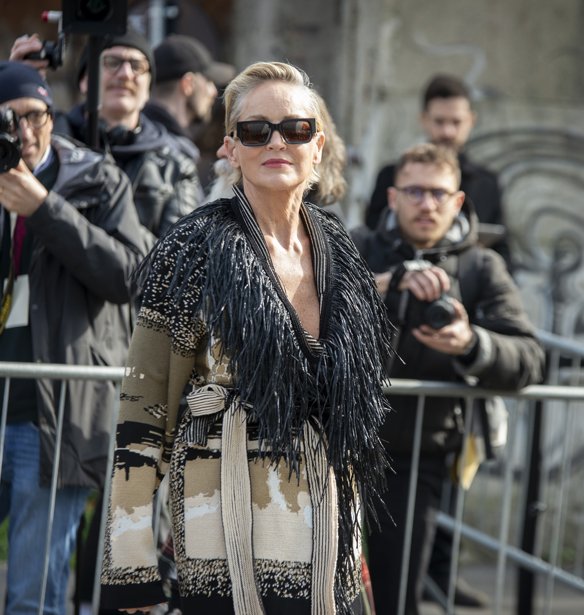 Sharon Stone: Υιοθέτησε το πιο stylish κοντό καρέ κούρεμα