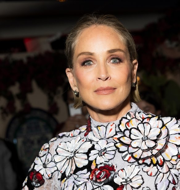 Sharon Stone: Το αέρινο floral cape στα Elle Style Awards είναι η πιο κομψή έμπνευση για τη μαμά της νύφης
