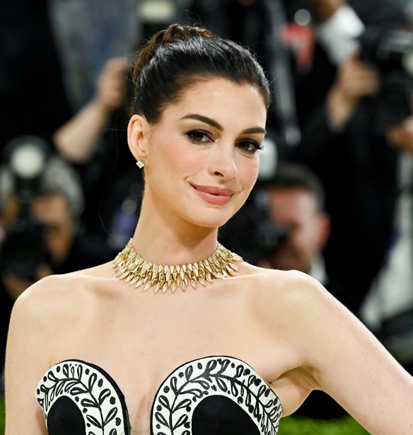 Πώς θα πετύχειςτα φρύδια της Anne Hathaway χωρίς microblading