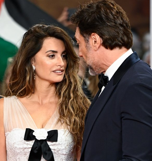 Penélope Cruz: Με το καλοκαιρινό hair refresh που θέλουμε όλες και το little black dress που το απογείωσε στις Κάννες