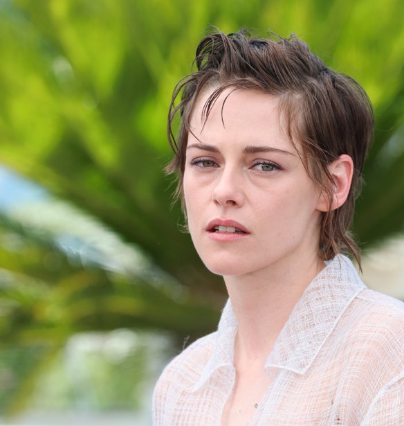 Kristen Stewart: Τα curtain bangs που μόλις είδαμε στις Κάννες είναι το πιο cool hair trend του καλοκαιριού