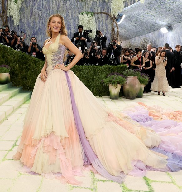 Blake Lively: Επιστροφή στο Met Gala με Versace λίγες μέρες μετά το τέλος της δικαστικής διαμάχης με τον Justin Baldoni