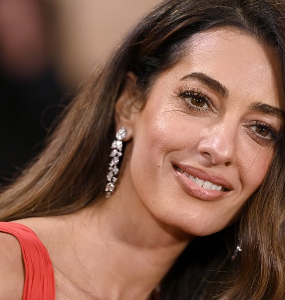 Το νέο "milk and coffee" hair-look της Amal Clooney είναι ό,τι πιο φωτεινό για το πρόσωπο