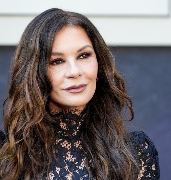 Catherine Zeta-Jones και Penélope Cruz: Το κοινό τους μυστικό για αποτέλεσμα λίφτινγ στο σπίτι