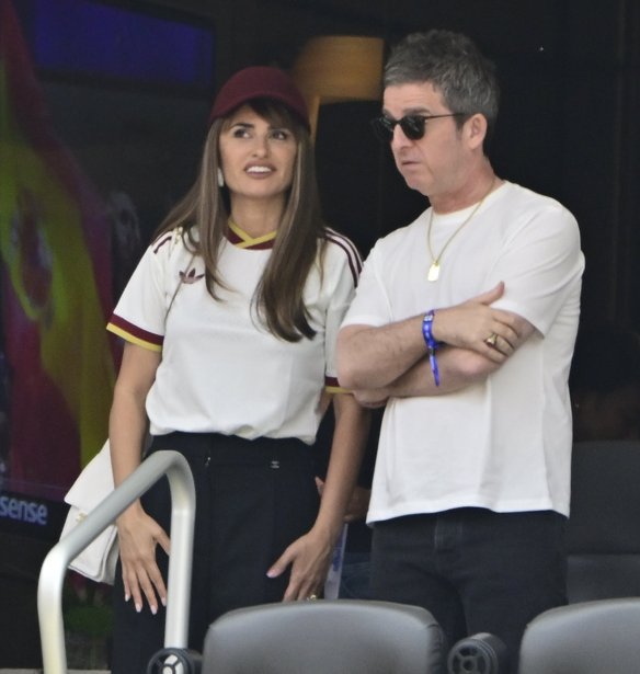 Η τσάντα των 7.000 ευρώ με την οποία η Penélope Cruz πήγε να παρακολουθήσει τον αγώνα της εθνικής Ισπανίας