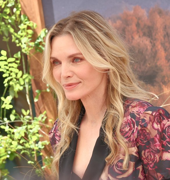 Michelle Pfeiffer: Το διακριτικό trick στο μακιγιάζ που κάνει τα μπλε μάτια να δείχνουν πιο φωτεινά από ποτέ