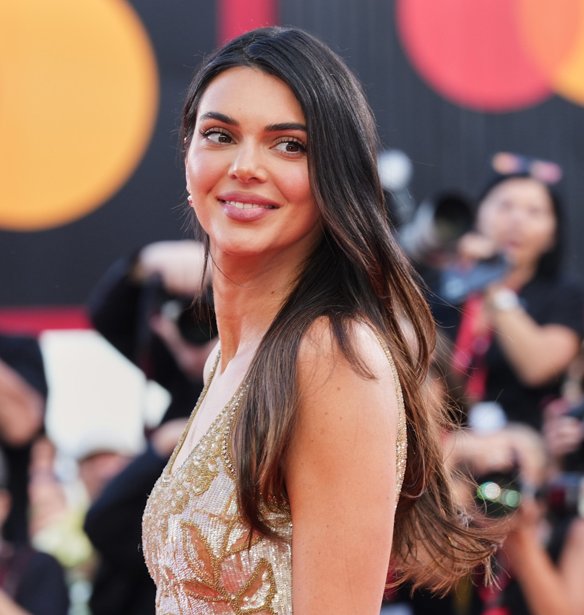 Η Kendall Jenner αποκαλύπτει την κορεάτικη κρέμα που χρησιμοποιεί για να μειώσει το πρήξιμο, να σμιλεύσει και να τονίσει την επιδερμίδα της