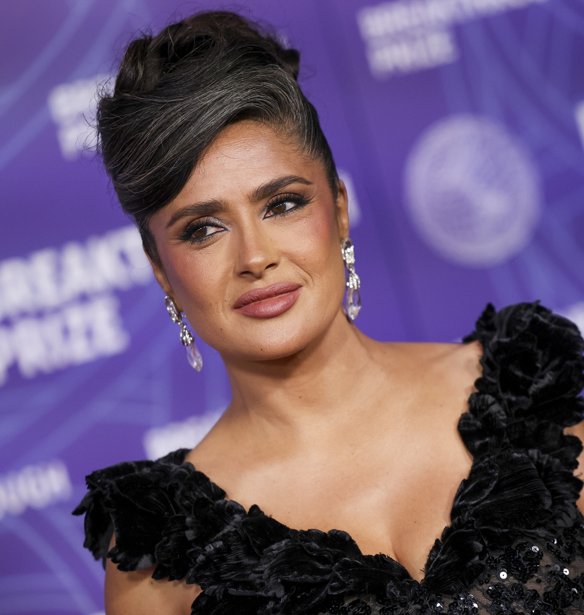 Το πολύ απλό μυστικό των celebrities για να διατηρήσεις το ντεκολτέ σου σφριγηλό