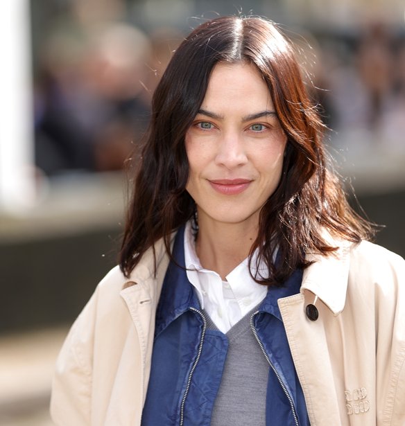 Η Alexa Chung κλέβει την παράσταση στις Κάννες με το τολμηρό φόρεμα που θα ταίριαζε ακόμη και σε γάμο