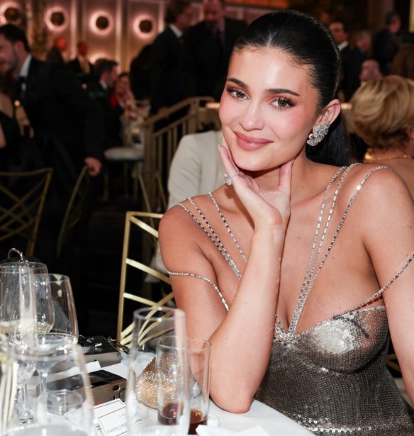 Kylie Jenner: Το ιδανικό φόρεμα που θα φορούσες σε ένα cocktail party δίπλα στη θάλασσα
