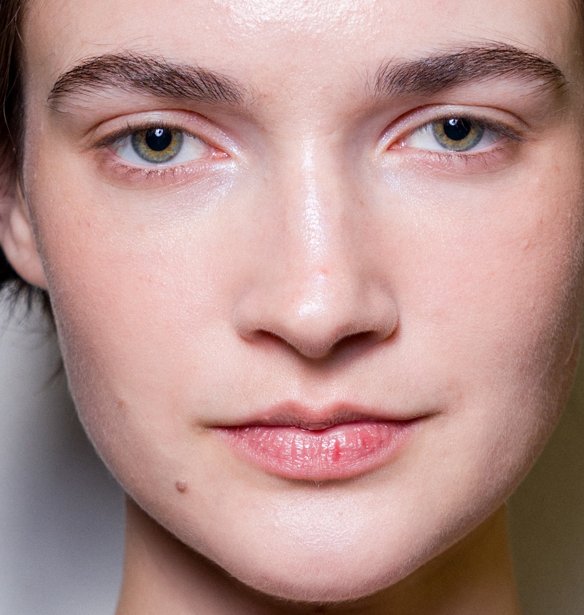 Η skincare σειρά που υπόσχεται να "γυρίσει πίσω" τη βιολογική ηλικία της επιδερμίδας
