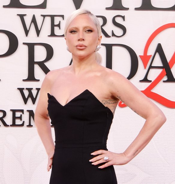 Μόνο 3 προϊόντα και 1 λεπτό: Η Lady Gaga αποκαλύπτει το makeup routine που θα σώσει τα βιαστικά πρωινά σου