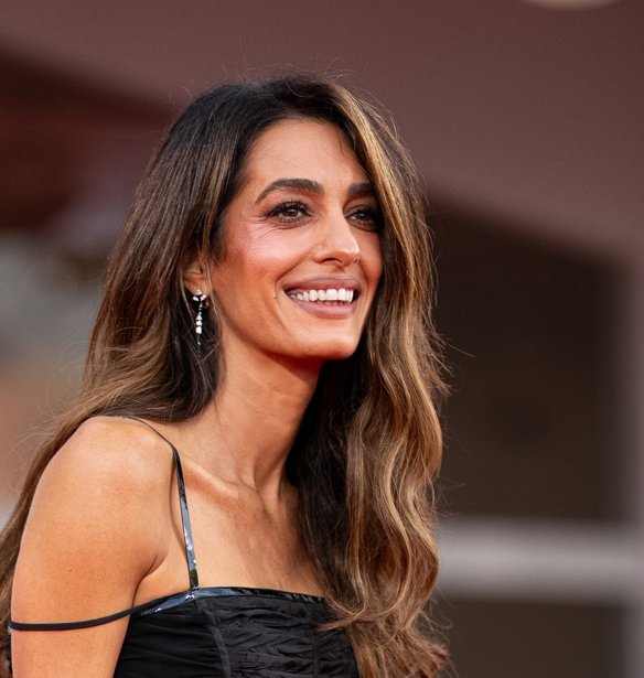 Η πιο sexy φούστα της σεζόν; Η Amal Clooney μόλις έδειξε το κομμάτι που απογειώνει ακόμη και το πιο απλό μαύρο top