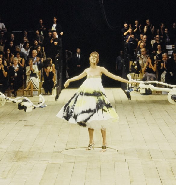 Lee Alexander McQueen: 5 σόου του σχεδιαστή που έχουν μείνει ανεξίτηλα στο μυαλό μας
