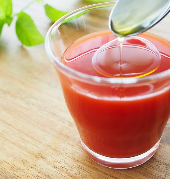 Το πρωινό wellness shot με ελαιόλαδο και ντομάτα έχει γίνει viral. Αξίζει τελικά να το δοκιμάσεις;