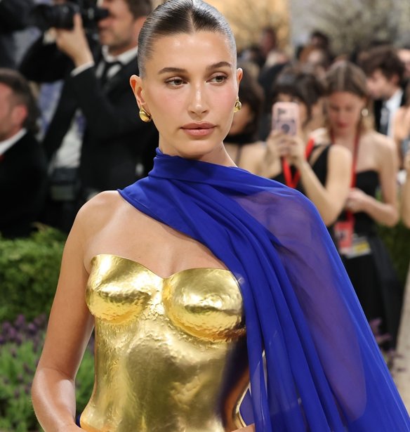 Hailey Bieber: Ξέχνα το στενό τζιν – Αυτό είναι το παντελόνι που δείχνει πιο κομψό, είναι πιο άνετο και κολακεύει κάθε ύψος