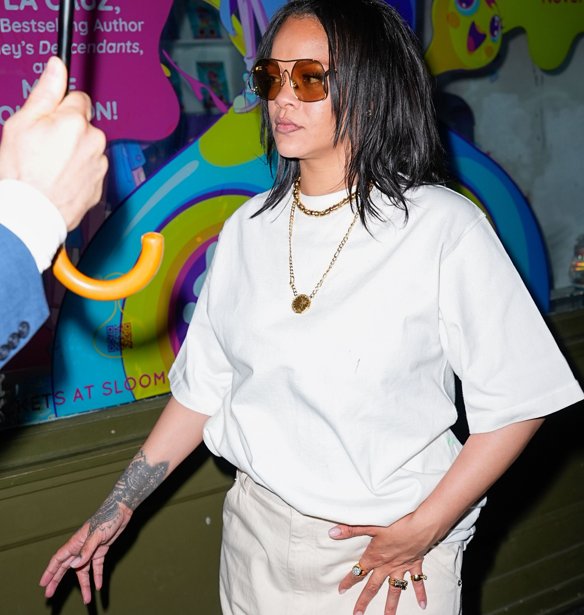 Θέλεις τα πόδια σου να δείχνουν πιο μακριά; Η Rihanna μόλις έδειξε το τζιν που κολακεύει τη σιλουέτα και θα λατρέψεις για κάθε φθινοπωρινό everyday look