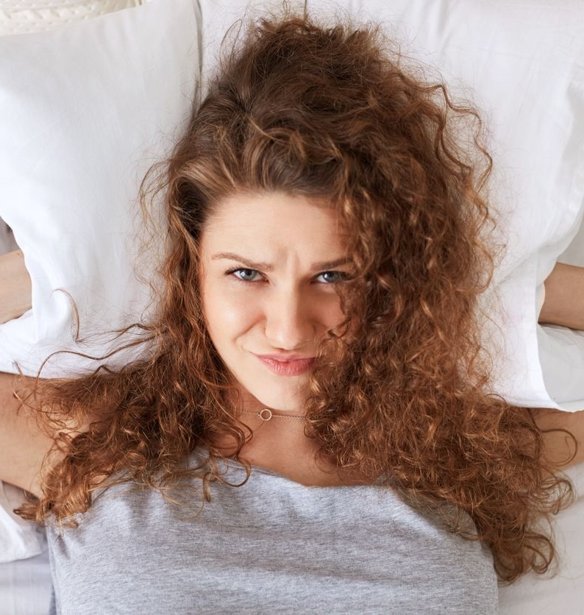Πώς θα ξεπεράσεις άμεσα το hangover: 6 φυσικές λύσεις για να νιώσεις καλύτερα