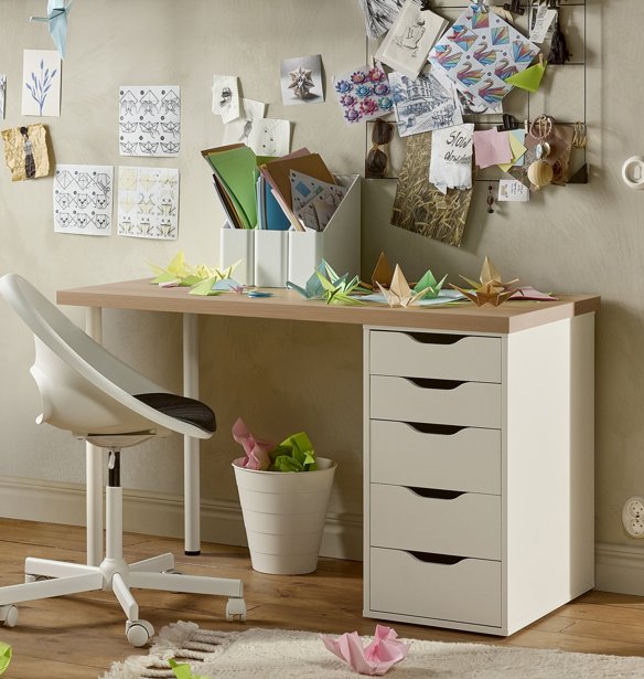 Βρήκα το best seller γραφείο IKEA που θα έβαζα χωρίς δεύτερη σκέψη στο παιδικό δωμάτιο – Έχει άφθονο χώρο, 5 συρτάρια και γίνεται ιδανικό home office