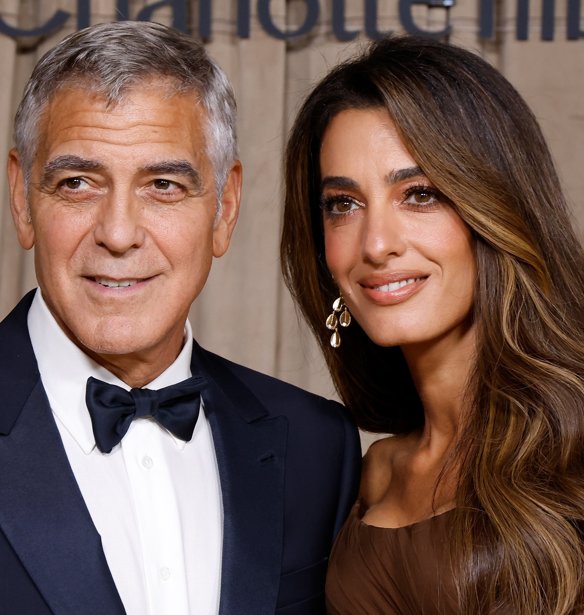 Έχεις ραντεβού; Η Amal Clooney σου δείχνει πώς να κάνεις το απλό λευκό φόρεμα που έχεις ήδη στη ντουλάπα σου να δείχνει ιδανικό για ρομαντική βραδινή έξοδο
