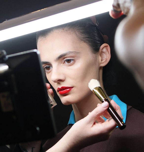 Tom Ford SS26: Όλα τα μυστικά πίσω από τα εντυπωσιακά beauty looks που είδαμε στο catwalk