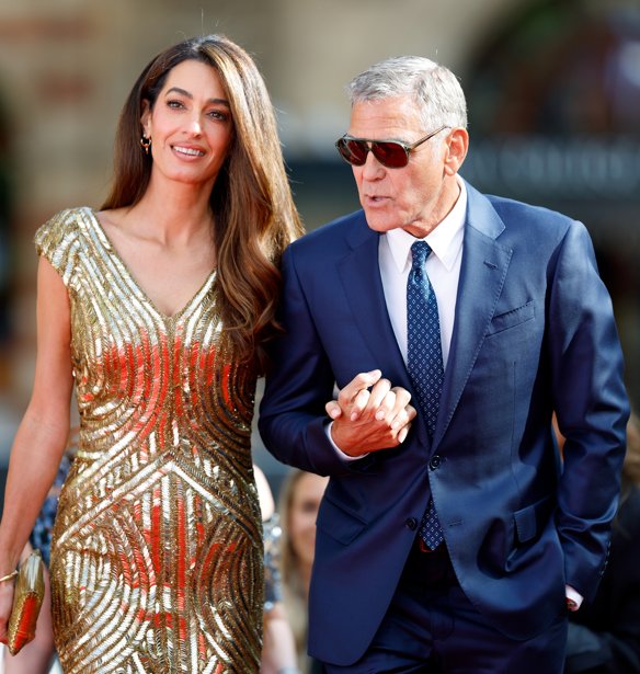 Amal Clooney: Με το 20 ετών vintage φόρεμα που σήμερα κοστίζει 7.700 ευρώ έκλεψε τις εντυπώσεις στη λίμνη Κόμο – Γιατί όλοι μιλούν ξανά γι’ αυτό
