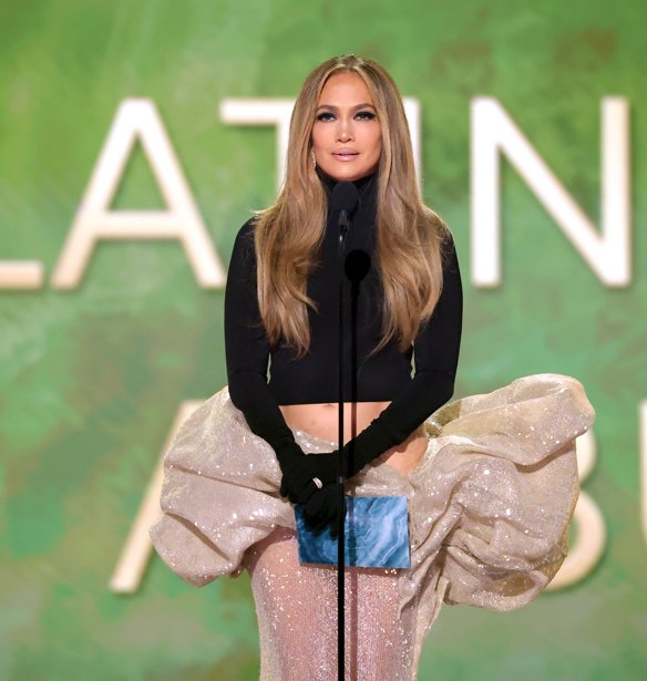 Το καλοκαίρι δεν τελείωσε ακόμα: Η Jennifer Lopez φορά το ολόσωμο μαγιό που είναι ιδανικό για τα μπάνια του Σεπτέμβρη και δείχνει πιο glamorous από ποτέ
