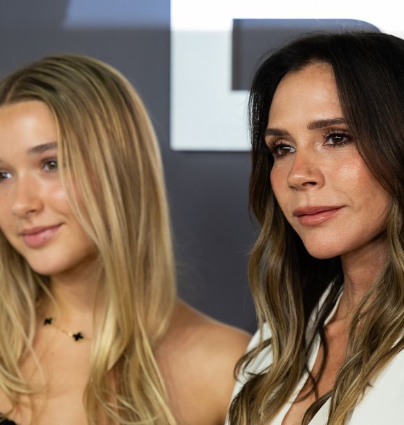 "Ήταν ιδέα της Harper!": Η Victoria Beckham λανσάρει το cream blush του καλοκαιριού