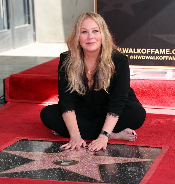 Η Christina Applegate χαμογελά ξανά – Το πρώτο βίντεο μετά την τετράμηνη νοσηλεία και τη σκληρή μάχη με τη σκλήρυνση κατά πλάκας