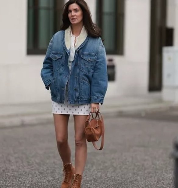 Το διαχρονικό denim jacket είναι σε έκπτωση στην Marks & Spencer: Το απόλυτο must-have της άνοιξης
