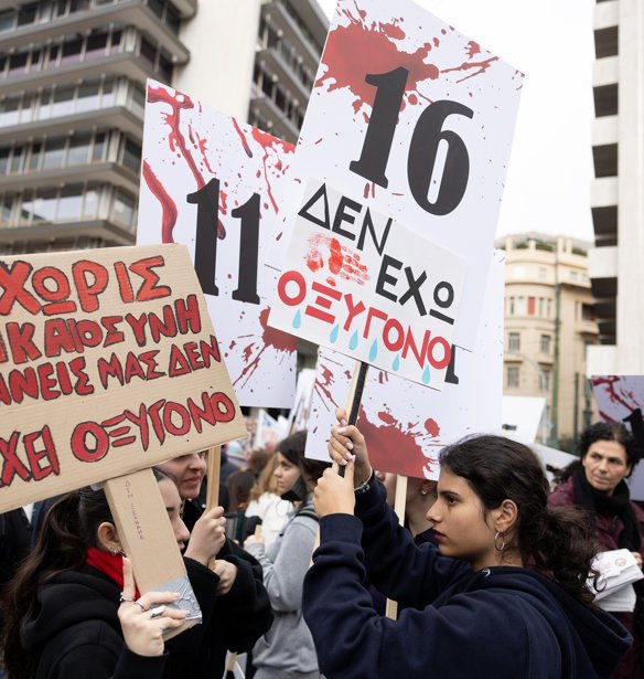 Η σύμβουλος έκδοσης του ELLE Φλώρα Τζημάκα γράφει για την τραγωδία των Τεμπών, τα εγκληματικά λάθη, τις απόπειρες συγκάλυψης και την αντίδραση της κοινωνίας