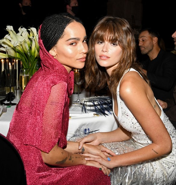 Hailey Bieber, Kaia Gerber και Zoë Kravitz συμφωνούν: Οι μπαλαρίνες του φθινοπώρου δεν είναι πια φλατ