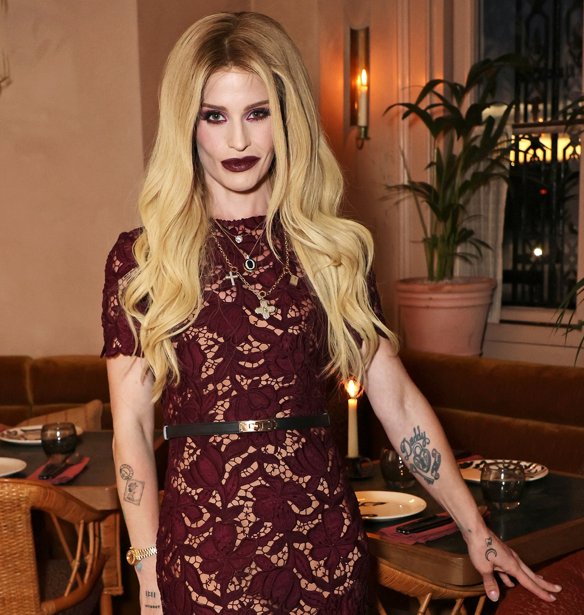"Με κλωτσούσαν ενώ ήμουν ήδη κάτω": Η Kelly Osbourne αποκαλύπτει την αλήθεια πίσω από τη δραματική απώλεια βάρους μετά τον θάνατο του Ozzy