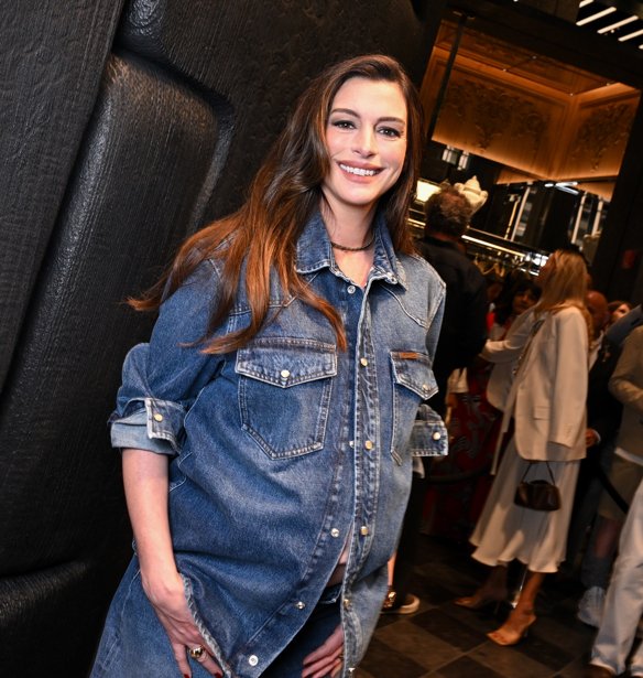 Anne Hathaway: Όχι άλλο milky nails και nude gloss – Το κόκκινο beauty combo που επιστρέφει το φθινόπωρο δείχνει πιο glamorous από ποτέ