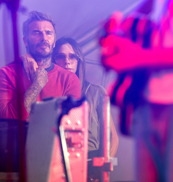 Από το γραφείο μέχρι το δείπνο: Η Victoria Beckham φορά τη μοναδική φούστα που χρειάζεσαι αυτό το φθινόπωρο