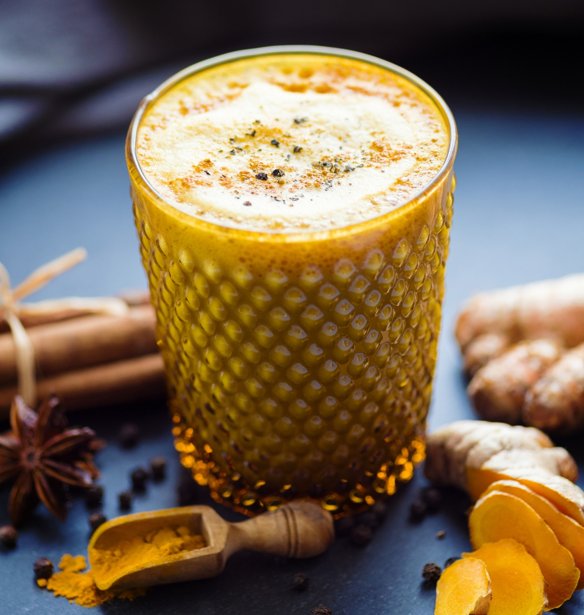 Golden latte: Το χρυσαφένιο ρόφημα που ζεσταίνει, χαλαρώνει και βοηθά την πέψη σε 10 λεπτά θα αλλάξει τον τρόπο που βλέπεις τον καφέ