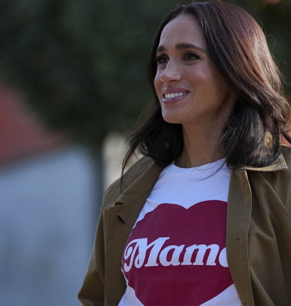 Meghan Markle: Το κρυμμένο νόημα πίσω από το απλό t-shirt που φόρεσε στη Μελβούρνη