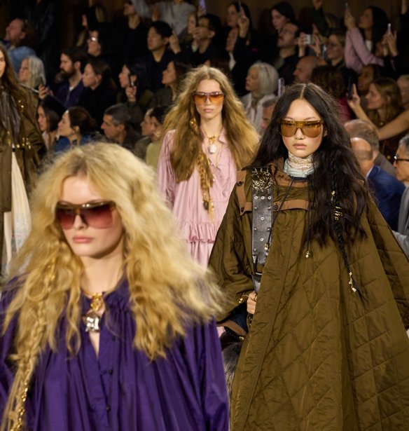 Chloé FW 2026: Από τις παραδοσιακές φορεσιές στην Kate Moss των '90s