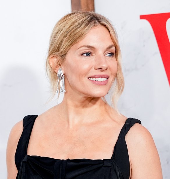 Το κλασικό biker αλλάζει γραμμή – Η Sienna Miller φορά το δερμάτινο jacket που κολακεύει τη μέση και θα θέλεις τώρα στην ντουλάπα σου