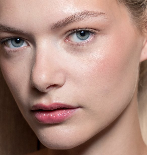 Το bronzer stick που προσθέτει βάθος στο καθημερινό μακιγιάζ