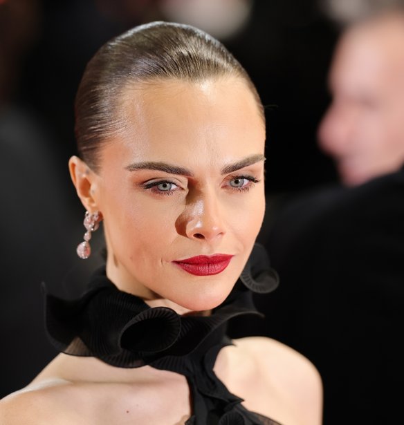 Cara Delevingne: Aποχαιρετά τα iconic ξανθά μαλλιά της και κάνει τη μεγαλύτερη beauty ανατροπή της καριέρας της