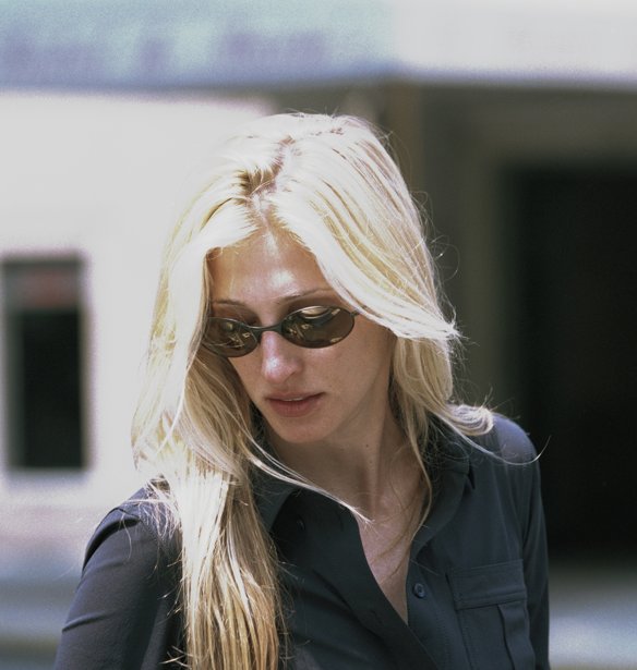 Foiled Cashmere: Αυτό είναι το ξανθό της Carolyn Bessette Kennedy που θέλουν όλα τα "it" girls τώρα