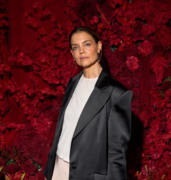 Από το πρωινό περπάτημα μέχρι το δείπνο: Η Katie Holmes φορά τις άνετες ψηλές μπότες που απογειώνουν κάθε φθινοπωρινό look και δεν θα θέλεις να βγάλεις