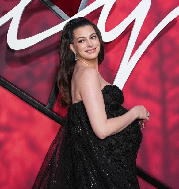 Anne Hathaway: Με μαύρη δαντέλα λίγο πριν υποδεχτεί το τρίτο παιδί της – Το φόρεμα που επαναπροσδιορίζει το maternity style