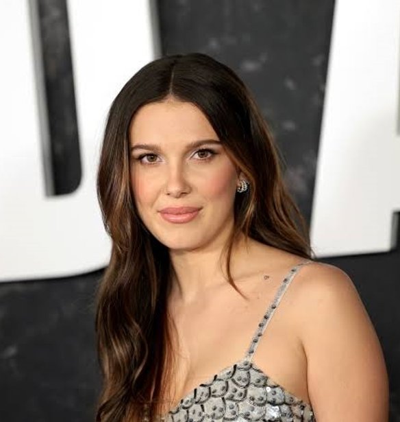 Τα σανδάλια της Millie Bobby Brown συνδυάζουν τρεις τάσεις και θα τα φοράς με όλα στις διακοπές
