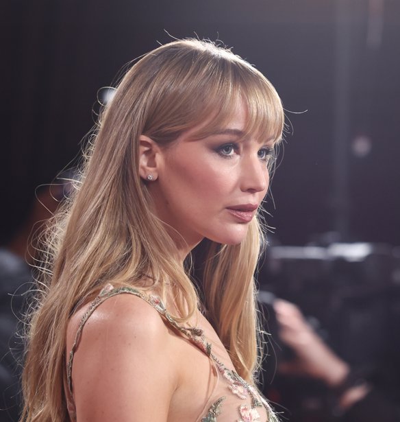 Jennifer Lawrence: Φέρνει το καλοκαίρι μέσα στο φθινόπωρο – Το φωτεινό χρώμα που φορά ξανά και ξανά και απογειώνει τα πρώτα looks του Σεπτέμβρη